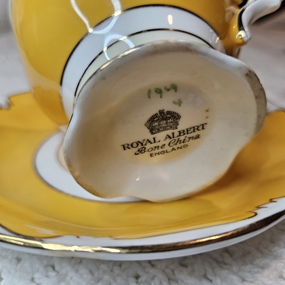Royal Albert Teacup and Saucer YELLOW GOLD Pattern/Trim Flowers RARE Vintage - Picture 4 of 15